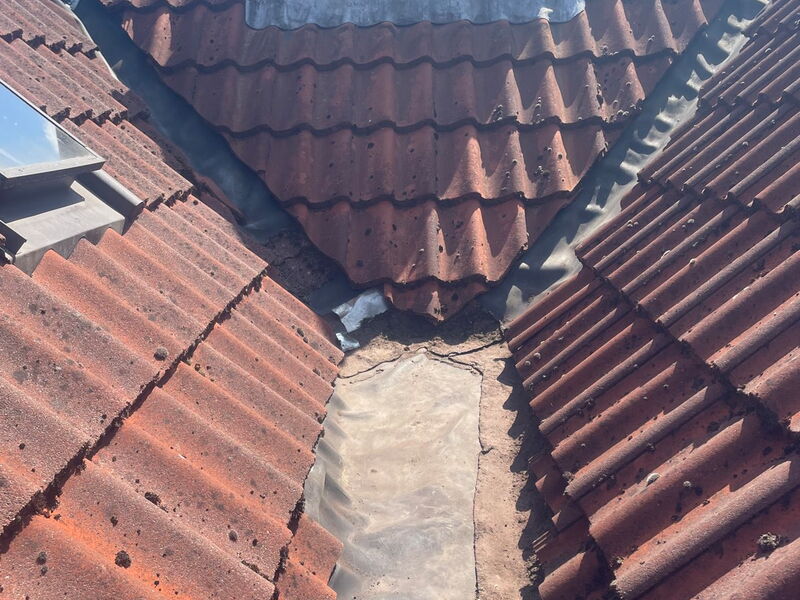 Flüssigkunststoff-Abdichtung Dachkehle vorher